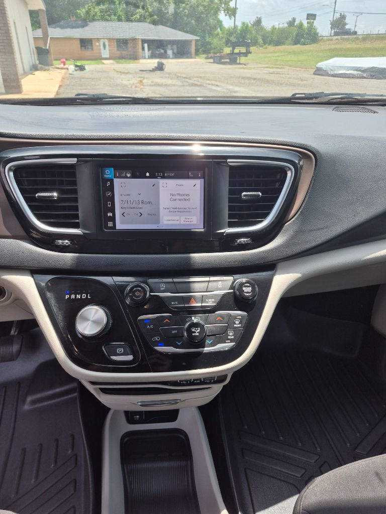 2023 Chrysler Voyager LX - Photo 12
