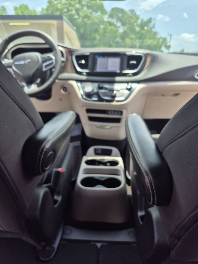 2023 Chrysler Voyager LX - Photo 24