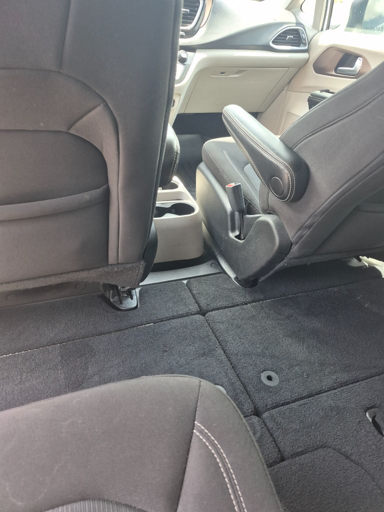 2023 Chrysler Voyager LX - Photo 20