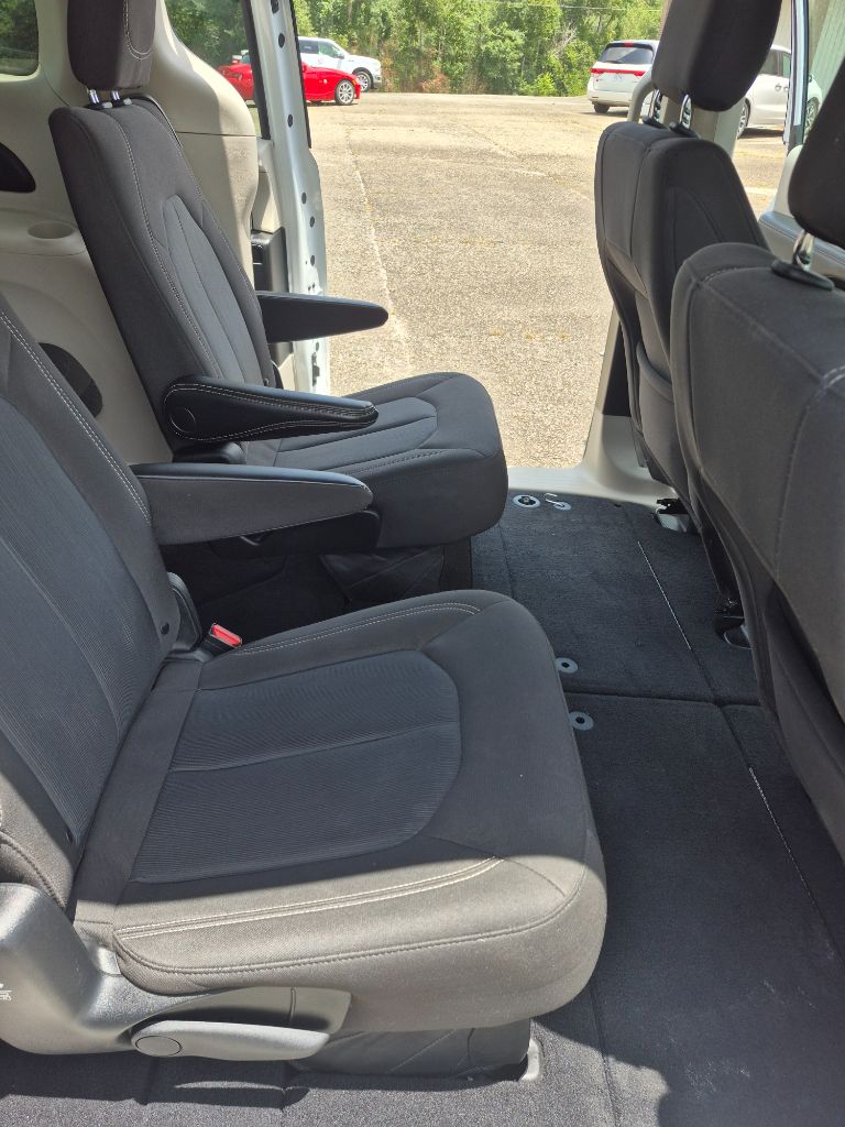 2023 Chrysler Voyager LX - Photo 21