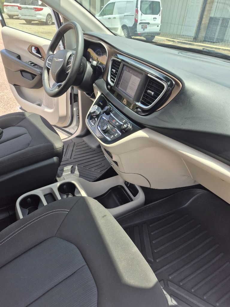 2023 Chrysler Voyager LX - Photo 18