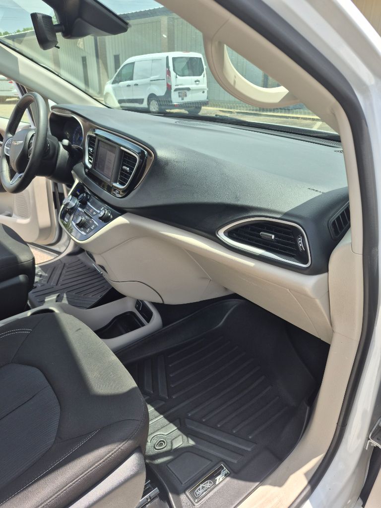 2023 Chrysler Voyager LX - Photo 16