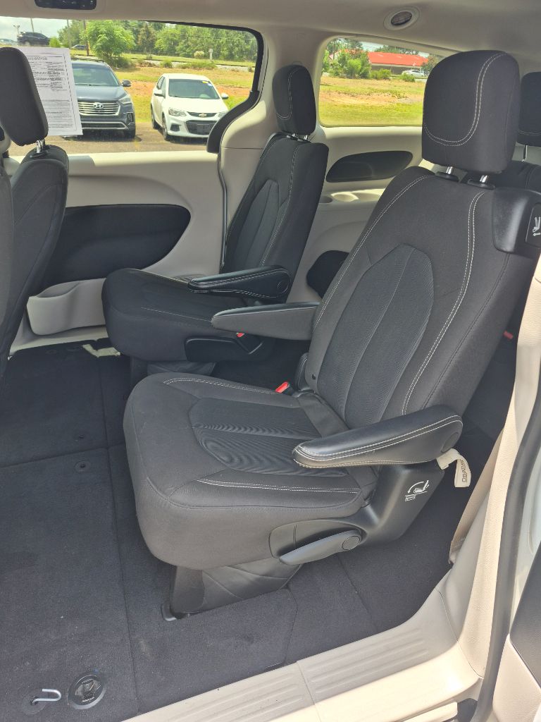 2023 Chrysler Voyager LX - Photo 19
