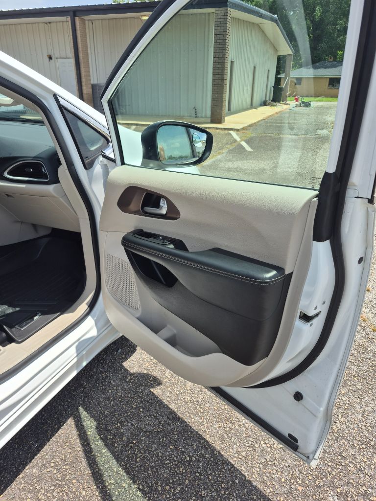 2023 Chrysler Voyager LX - Photo 15