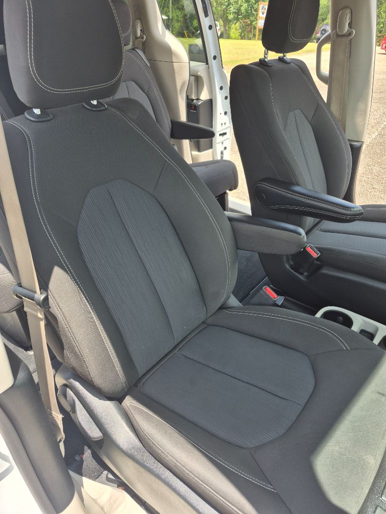 2023 Chrysler Voyager LX - Photo 17