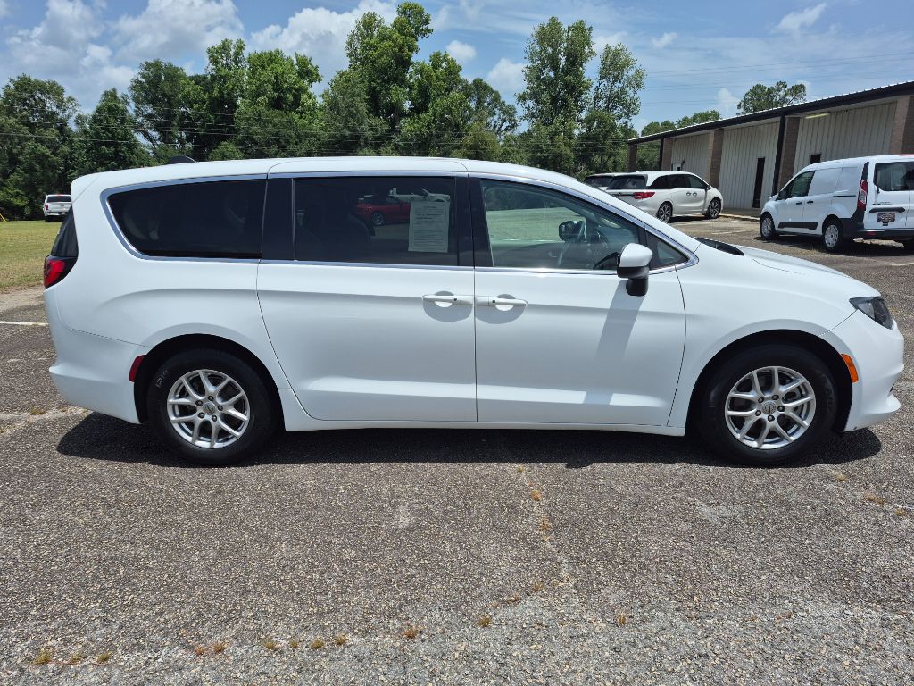 2023 Chrysler Voyager LX - Photo 6