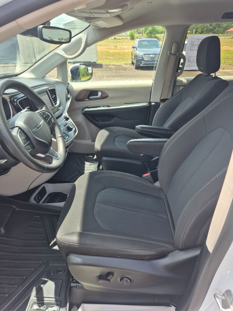 2023 Chrysler Voyager LX - Photo 11