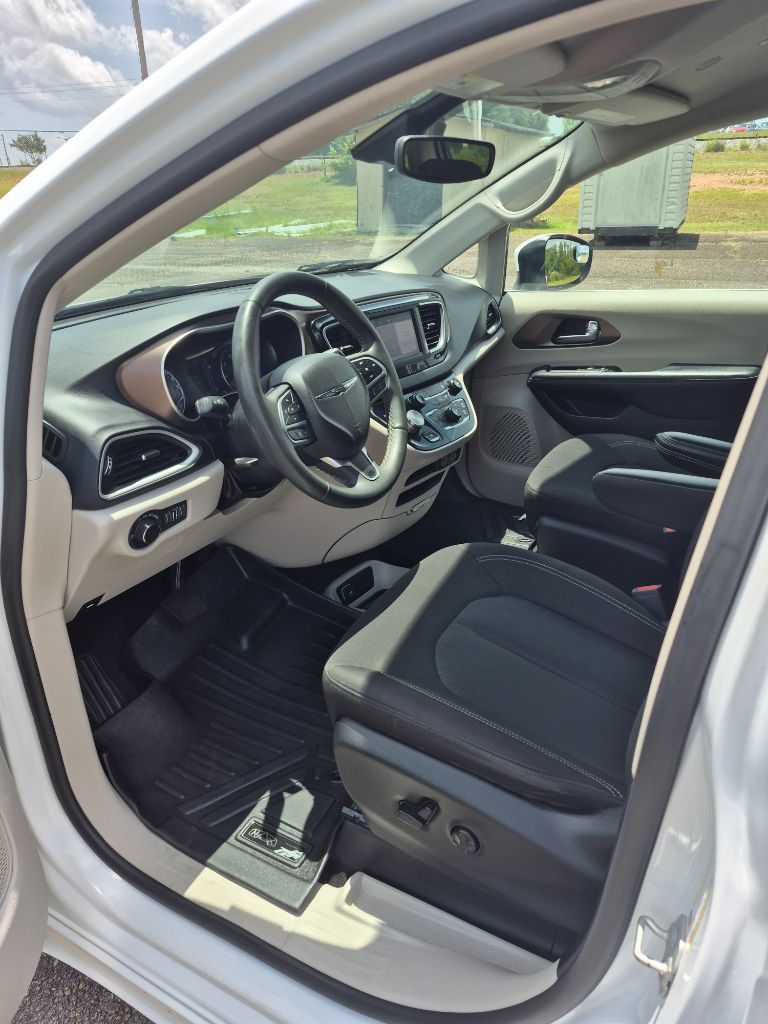 2023 Chrysler Voyager LX - Photo 9
